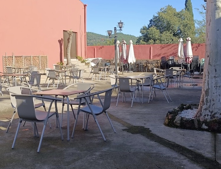 Taules de La Graciosa Breda preparades per al servei de vermut